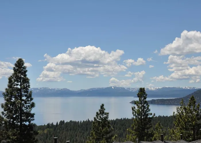 Bitterbrush: Diamond Peak Retreat with Beach Access